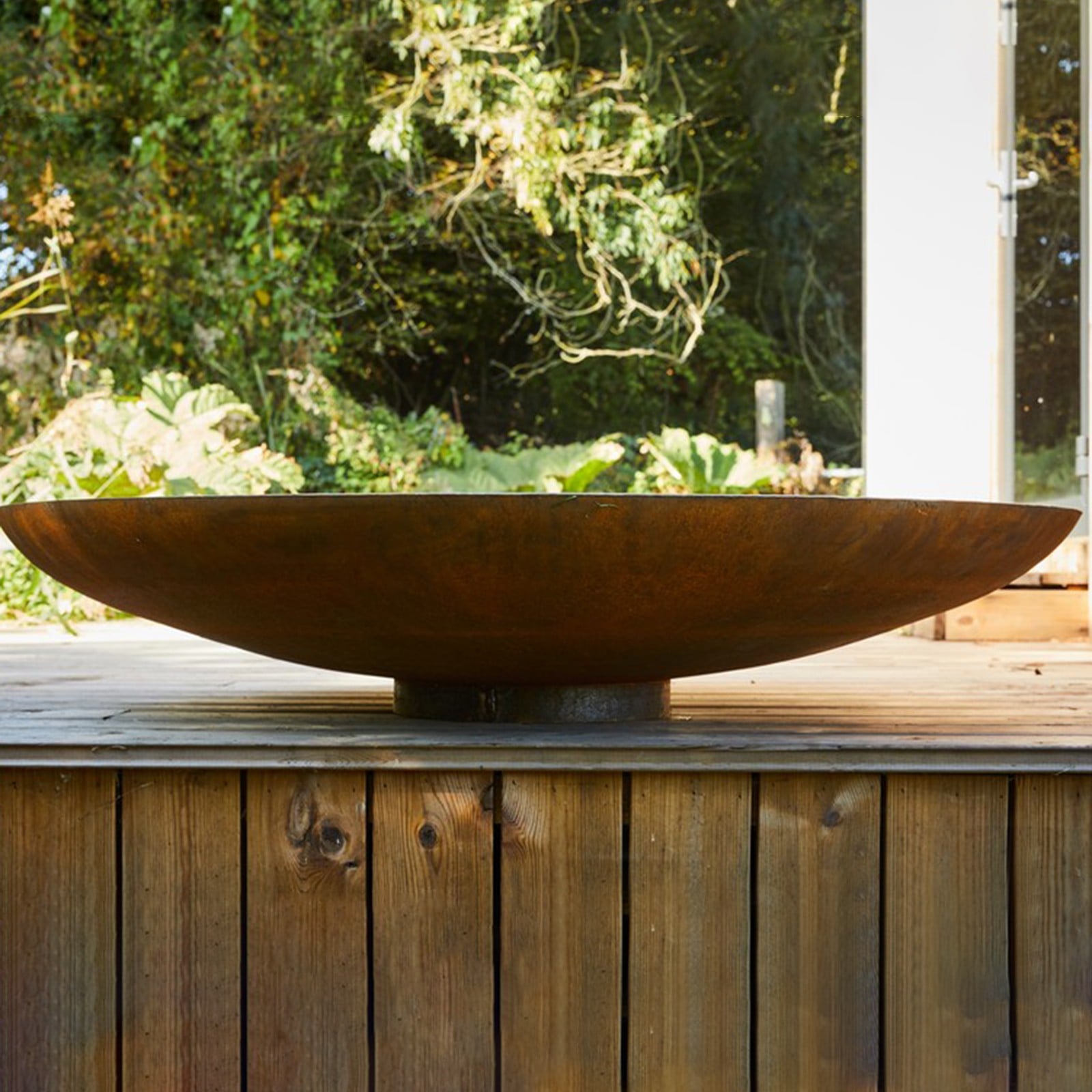 https://www.harrodhorticultural.com/uploads/images/products/CorTen-Curved-Fire-Bowl-3.jpg